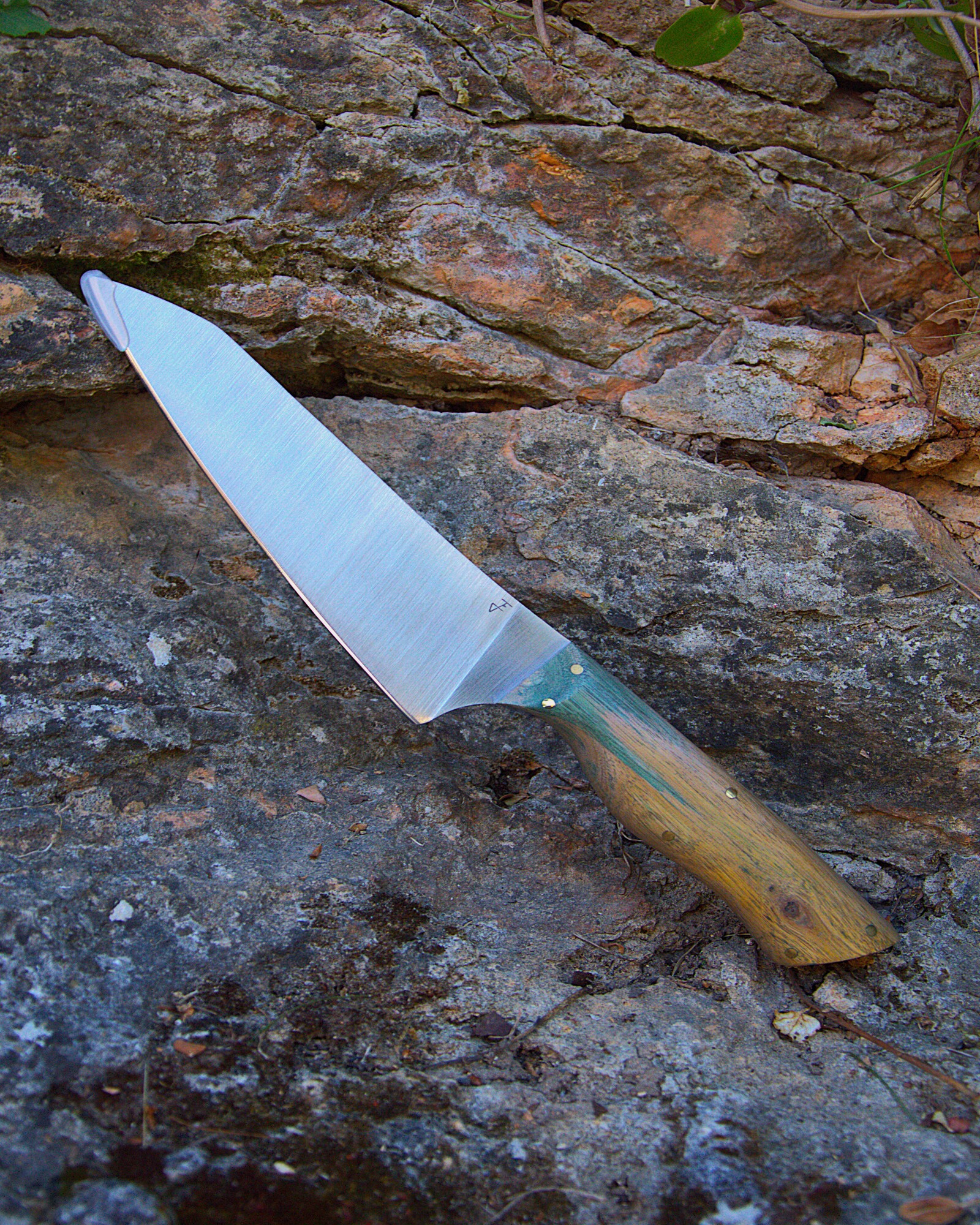 Couteau de cuisine en hêtre échauffé stabilisé