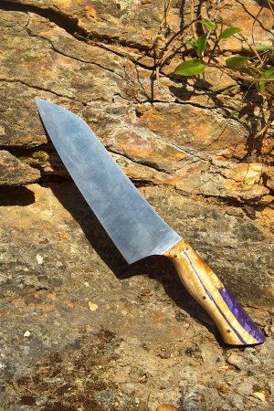 Couteau de cuisine en peuplier ondé teinté et stabilisé